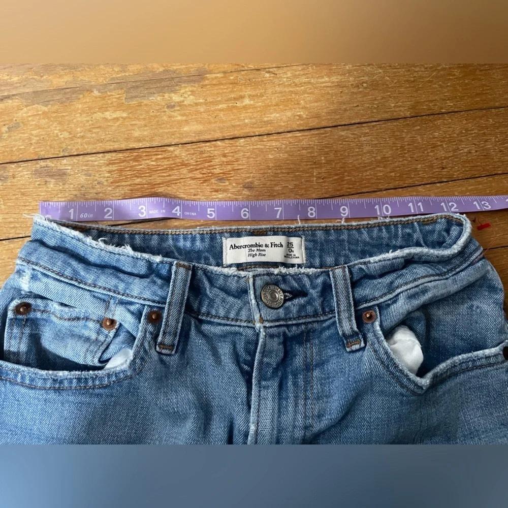 Abercrombie and Fitch The Mom High Rise Jeans Size 0R medium wash